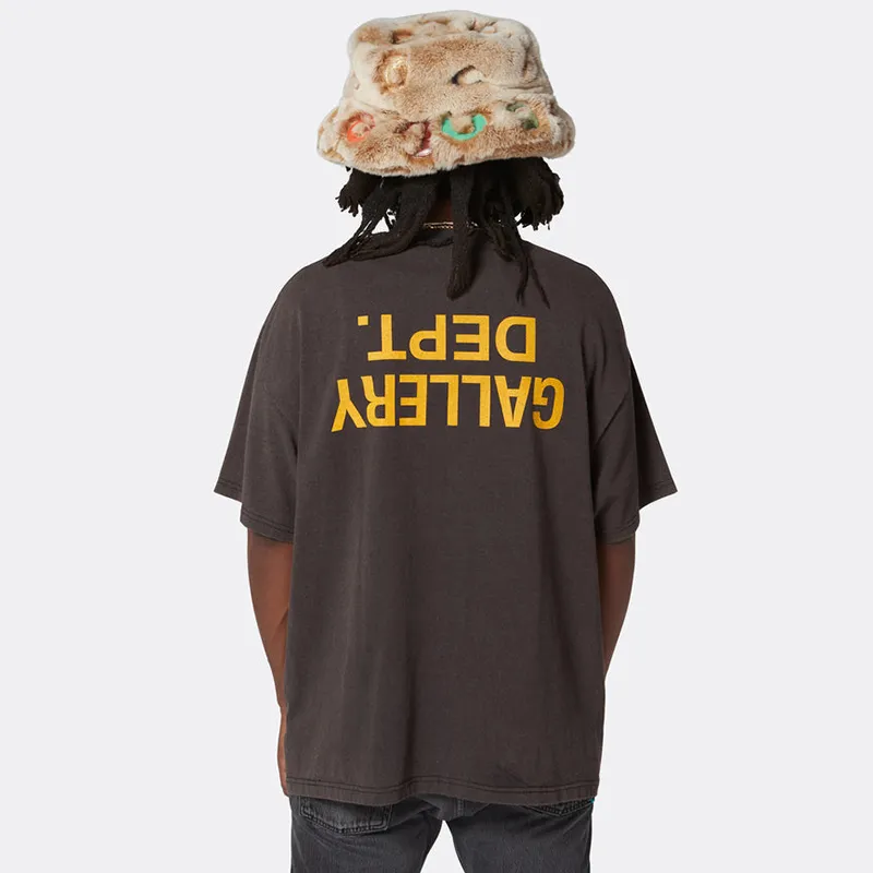 No. 6012, batch 96, Gallery dept inverted logo short-sleeved T-shirt. Selected 230g 32-count smooth double yarn fabric, fine workmanship and excellent quality! The fit is loose and super comfortable to wear, and the size is 2 sizes larger than the normal domestic size.  Color: Brown Black Size: S M L